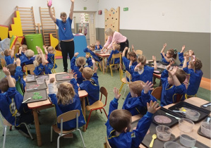 dzieci na zajęciach z Slime