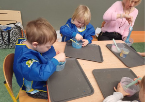 dzieci tworzą SLIME według instrukcji