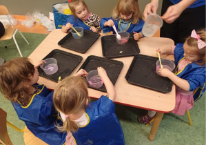 dzieci tworzą SLIME według instrukcji