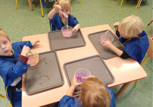 dzieci tworzą SLIME według instrukcji