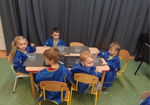 dzieci tworzą SLIME według instrukcji