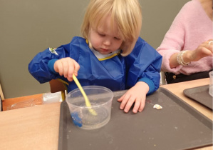 chłopiec miesza SLIME