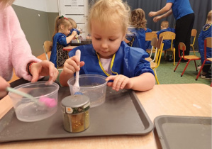 dziewczynka miesza slime