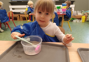 dziewczynka miesza slime