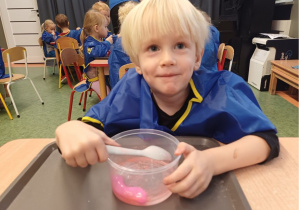 chłopiec miesza SLIME