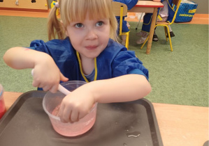 dziewczynka miesza slime