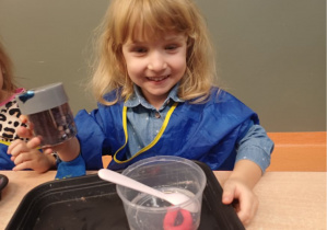 dziewczynka miesza slime