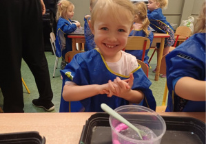 dziewczynka miesza slime