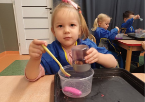 dziewczynka miesza slime