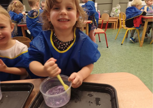 dziewczynka miesza slime