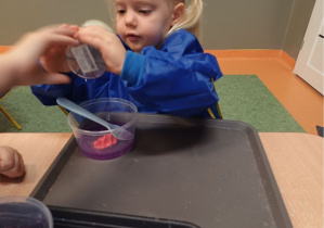 dziewczynka miesza slime