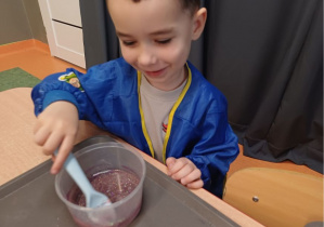 dziecko miesza slime
