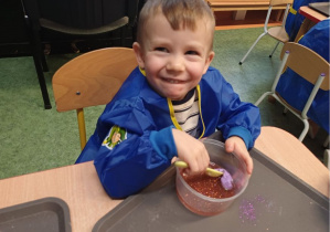 dziecko miesza slime