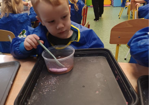 dziecko miesza slime