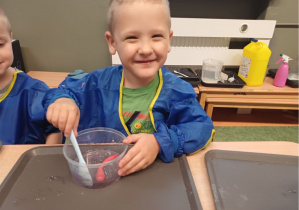 dziecko miesza slime