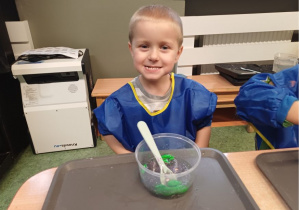 dziecko miesza slime