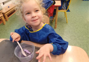 dziecko miesza slime