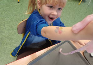 dziecko ugniata slime