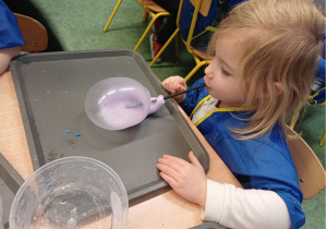 dziecko miesza slime