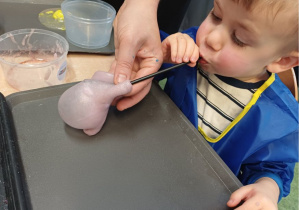 chłopiec dmucha balonika