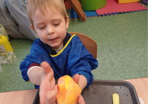 dziecko ugniata slime