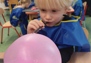 chłopiec dmucha balonika