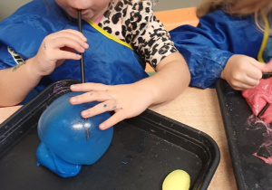 dziewczynka dmucha balonika