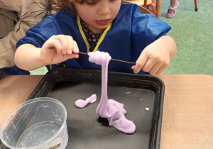 dziewczynka miesza Slime