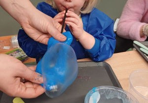 chłopiec dmucha balonika