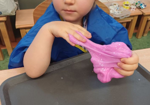 dziewczynka miesza Slime