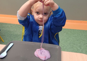 dziewczynka kręci makaroniki z Slime