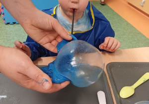 chłopiec dmucha balonika