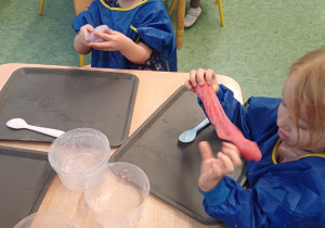 dzieci tworzą SLIME według instrukcji