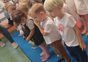 dzieci śpiewają Hymn Narodowy