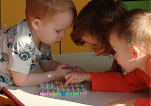 dzieci układają klocki