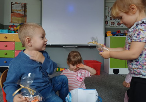 dziewczynka składa życzenia