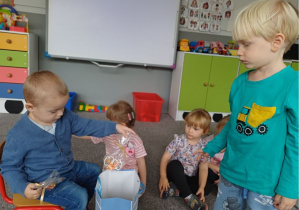 chłopiec składa życzenia