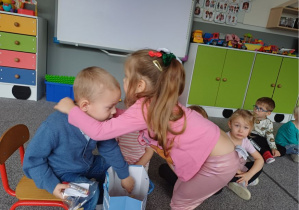 dziewczynka dziękuje za niespodziankę