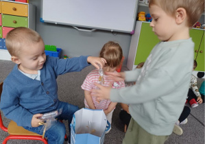 chłopiec otrzymuje niespodzianę