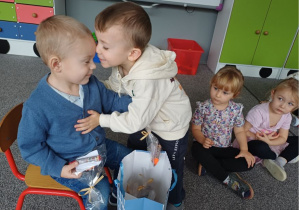 chłopiec dziękuje za niespodziankę