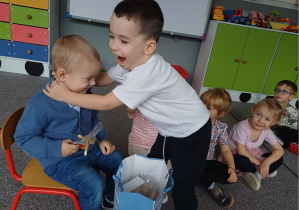 chłopiec dziękuje za niespodziankę