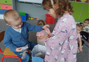 dziewczynka otrzymuje niespodziankę