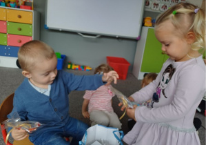 dziewczynka otrzymuje niespodziankę