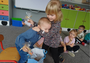 dziewczynka dziękuje za niespodziankę