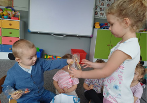 dziewczynka otrzymuje niespodziankę