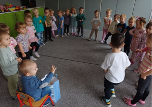 dzieci składają życzenia