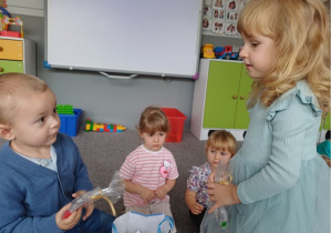 dziewczynka otrzymuje niespodziankę