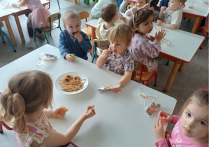 dzieci świętują urodziny chłopca