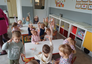 dzieci świętują urodziny chłopca