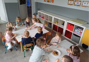 dzieci świętują urodziny chłopca